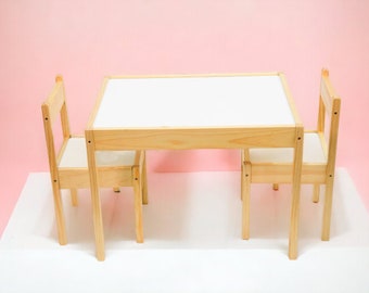 Peutertafel en twee stoelenset/Kinderspeelmeubilair/Handgemaakte houten kindertafel en stoelenset/ Cadeau voor peuter/Montessoritafel