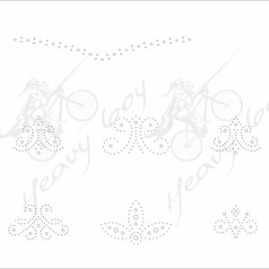 Może przedstawiać: Biały projekt graficzny przedstawiający rowerzystę na rowerze, z dekoracyjnymi wzorami kropek i słowem "Heavy Boy" w czcionce skryptowej. Projekt jest powt&oacute;rzony wielokrotnie.