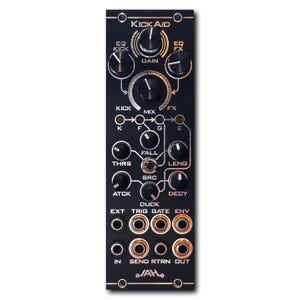Op de afbeelding: Zwart elektronisch audiomodule met de tekst "KICK AID", uitgerust met meerdere knoppen en input/output jacks. Voorzien van bedieningselementen voor EQ, Gain, Mix en Decay. Met de aanduidingen "EXT", "TRIG", "GATE" en "ENV".