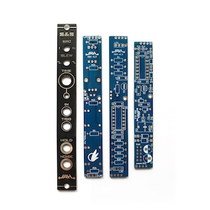 Puede incluir: Tres placas de circuito impreso para un módulo de sintetizador electrónico. Las placas son azules con texto y marcas blancas. El texto en las placas incluye "S&S", "JAH 545 v1.0" y "JAH 545 v1.1".