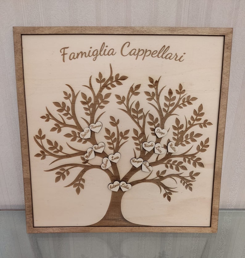 Decorazione famiglia albero genealogico in legno quadro personalizzato ricordi, idea regalo artigianale originale incisione nomi figli nonni immagine 9