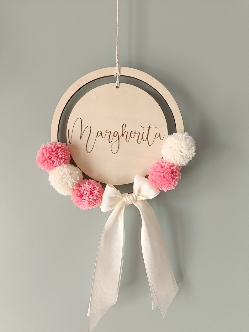 Fiocco nascita idea regalo personalizzato nascita bimbo, incisione nome legno decorazione speciale camera, primo regalo originale babyshower immagine 1