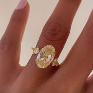 3.0CT Light Yellow Oval Cut Moissanite Diamond Engagement Ring | 10/14/18K Gold Side Kite Cut Three Stone Anniversary/Wedding Ring For Her
