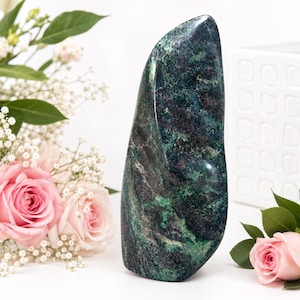 Rubino scintillante in zoisite da 11 kg, forma irregolare / Grande cristallo lucidato / Oggetto da collezione, regalo