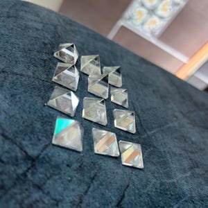 100pcs Crystal Quartz Pyramid Healing Crystal Clear Crystal Natural Mineral Quartz Point Triangle Quartz Crystal mini pyramids