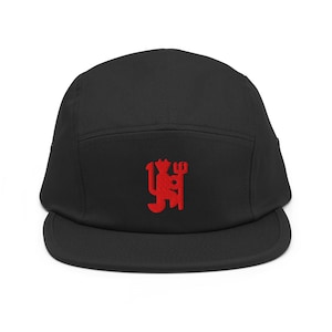Puede incluir: Gorra negra de cinco paneles con un logotipo de diablo rojo bordado en la parte delantera. La gorra tiene una visera plana y una corona estructurada. El logotipo del diablo es una figura estilizada que sostiene un tridente.