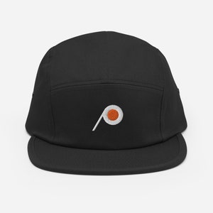 Puede incluir: Una gorra negra de 5 paneles con un logotipo blanco y naranja bordado en la parte delantera.