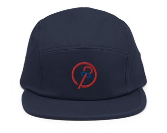 Peut inclure: Une casquette 5 panneaux bleu marine avec un cercle rouge et un logo stylisé bleu et rouge au centre.