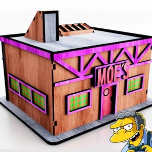 Puede incluir: Maqueta de madera de la Taberna de Moe de Los Simpson, con paredes marrones, ribete rosa y el letrero "MOE'S". El modelo tiene un techo plano, ventanas con patrones de diamantes verdes y naranjas y una pequeña chimenea. El modelo está sobre una base gris.