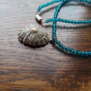Natural choker necklace with shell pendant and navy wave colored beads**