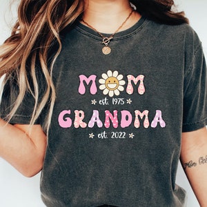 Comfort Colors Mom Grandma Shirt, Custom New Grandma Sweatshirt, Baby Reveal To Family, Mothers Day Shirt, Grandma Gifts, New Grandma Shirt