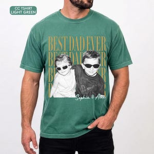 Pode incluir: T-shirt verde claro com a frase dourada "BEST DAD EVER". A camisa apresenta uma foto a preto e branco de duas crian&ccedil;as com &oacute;culos de sol, com os nomes "Sophia & Alex" por baixo.