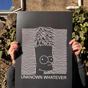 Può includere: Poster nero con una grafica bianca che combina la testa di Bart Simpson con il design "Unknown Pleasures" dei Joy Division. Il testo "UNKNOWN WHATEVER" è stampato sotto. Il poster è tenuto davanti a un muro.
