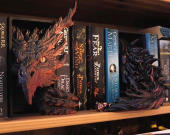 "Feuerdrachen Bücherecke mit Schwanz ""Inferno Dragon Fantasy"" Buchstützen."