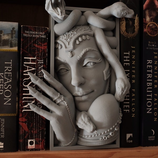 Kącik książkowy Medusa, dekoracja półki na książki fantasy drukowanej w 3D i podpórki do książek