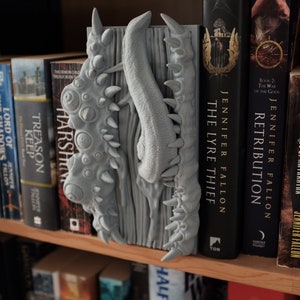 Mimic Book Nook, drukowana w 3D dekoracja półki na książki w stylu fantasy i horroru D&D oraz podpórki do książek