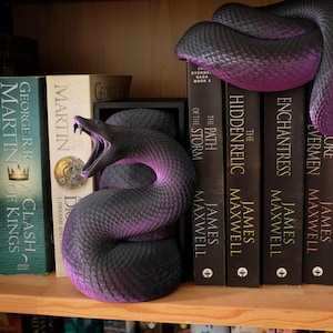 Rincón de lectura con forma de serpiente, diseño de dos partes (cabeza y cola) para estanterías. imagen 3