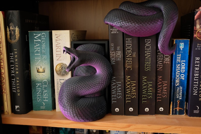 Rincón de lectura con forma de serpiente, diseño de dos partes (cabeza y cola) para estanterías. imagen 3
