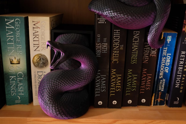 Rincón de lectura con forma de serpiente, diseño de dos partes (cabeza y cola) para estanterías. imagen 10