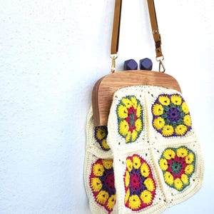 Handmade Crochet Flower Granny Square Bag – Colorful Boho Clutch with Wooden Frame – Retro Vintage Style Purse – Unique Gift for Her