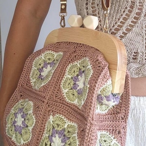 Handmade Granny Square Crochet Bag with Wooden Frame – Boho Floral Shoulder Purse – Vintage-Inspired Crossbody Bag