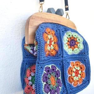 Vintage Crochet Granny Square Purse - Handmade Bag with Charm – Colorful Retro Shoulder Bag with Wooden Frame – Boho Vintage Style Bag