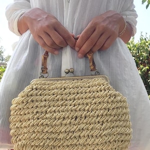 Vintage Style Crochet Clutch Bag with Bamboo Handle – Handwoven Straw Purse – Summer Natural Shoulder Bag – Handmade Boho Crossbody