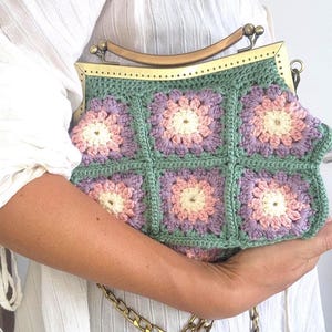 Handmade Crochet Granny Square Bag, Vintage Floral Boho Purse, Retro Pastel Shoulder Bag, Flower Pattern Metal Frame Clutch