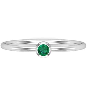 Anello con zircone smeraldo, anello piccolo in argento, anello con pietra verde, anello delicato, anello minimalista, anello con pietra portafortuna di maggio, anello impilabile, anello solitario