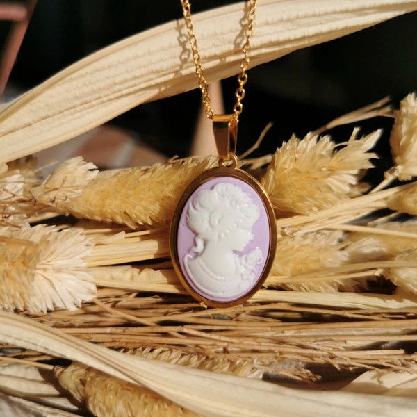 Collier doré avec grand camée visage violet et blanc