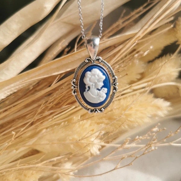 Collier argenté avec petit camée visage bleu foncé et blanc