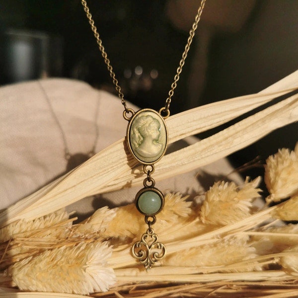 Collier effet bronze style victorien avec aventurine et petit camée visage vert