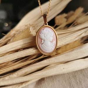 Collier doré avec grand camée visage rose et blanc