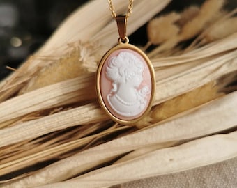 Collier doré avec grand camée visage rose et blanc