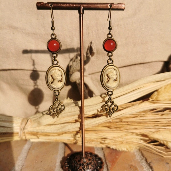 Boucles d'oreilles bronze style victorien jades rouges et petits camées visage marrons et beiges