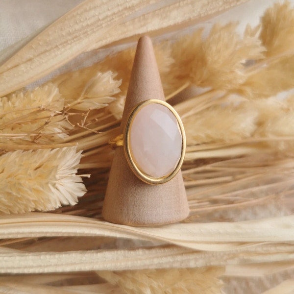 Bague dorée avec quartz rose taillé