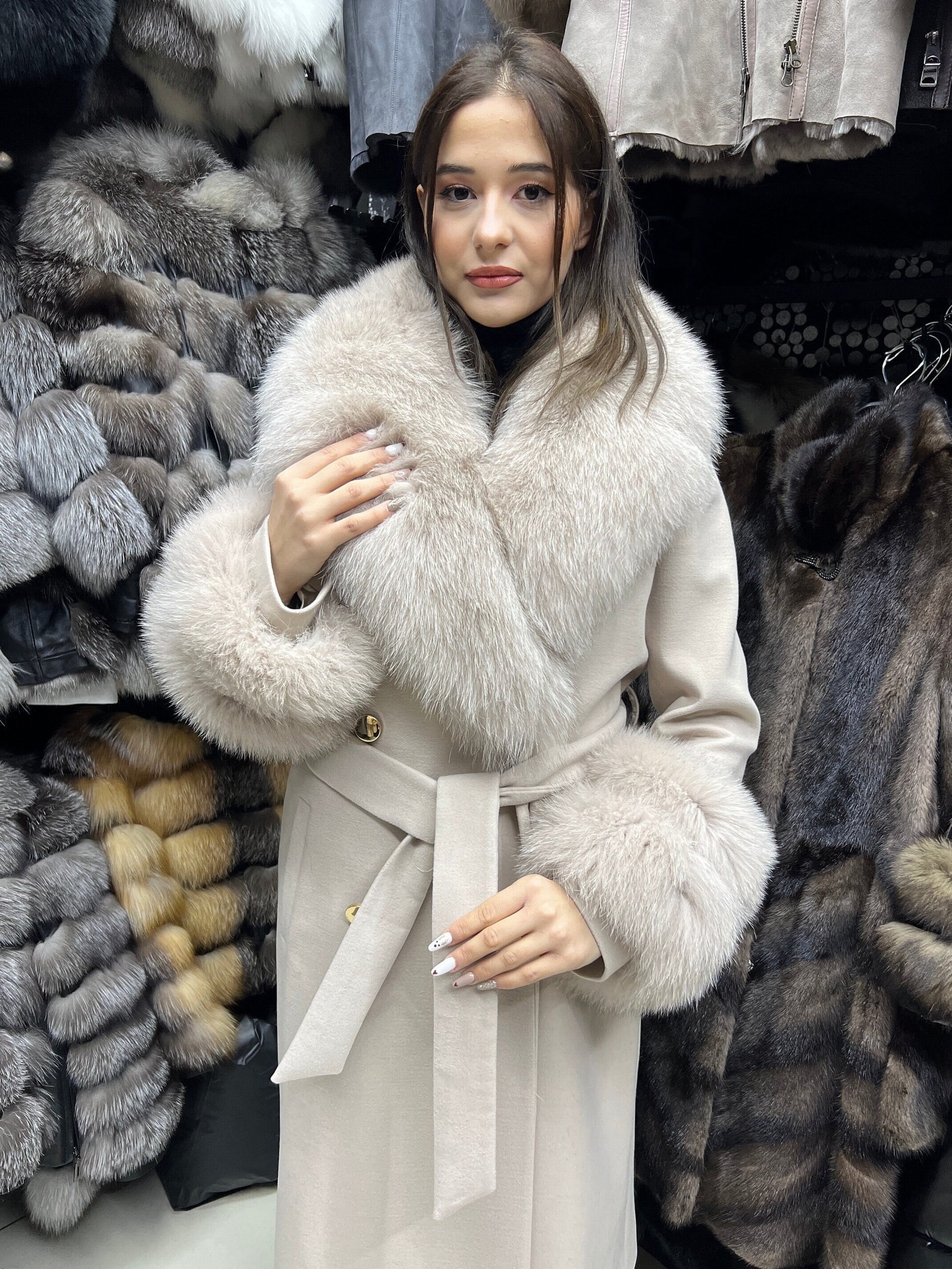Cashmere coat with top fox fur collar