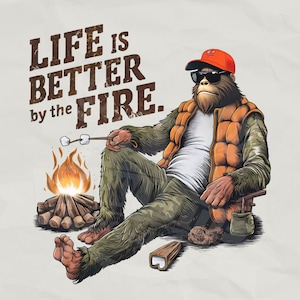 Bigfoot camping png, La vida es mejor junto a la fogata png, Sublimación divertida de camping, Camisa de camping png, Taza de camping png Archivo digital,