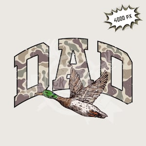 Op de afbeelding: Een camouflagepatroon grafische weergave van het woord "DAD" met een vliegende eend voor het woord. De eend is bruin en groen met een witte borst.