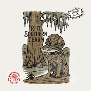 Op de afbeelding: Vintage illustratie van een bruine hond met een vis in zijn bek, met de tekst "REEL SOUTHERN CHARM" naast een boom. De afbeelding heeft een distressed look en bevat een "MUCKY ORIGINAL" logo.