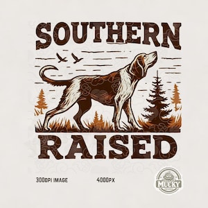 Könnte beinhalten: Illustration eines braunen und weißen Hundes mit den Worten "SOUTHERN RAISED" im Vintage-Stil. Der Hund blickt nach oben, mit Vögeln, die darüber fliegen. Das Bild enthält Kiefern und Gras.