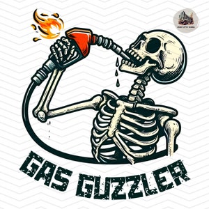Könnte beinhalten: Ein Skelett trinkt aus einem Benzinkanister mit Flammen, die aus dem Ausguss kommen. Der Text "GAS GUZZLER" befindet sich unter dem Skelett.