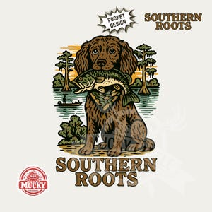 Op de afbeelding: Illustratie van een bruine hond met een vis in zijn bek, tegen een moeraslandschap met bomen en een boot. Het ontwerp bevat de tekst "SOUTHERN ROOTS" en "POCKET DESIGN". Er is ook een "MUCKY ORIGINAL" logo.
