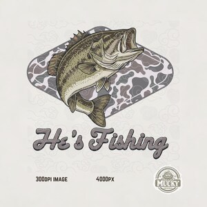 Può includere: Illustrazione dettagliata di un persico trota con la bocca aperta, su un diamante con motivo mimetico. Il testo "He's Fishing" è sotto. L'immagine ha un aspetto vintage e da esterno.