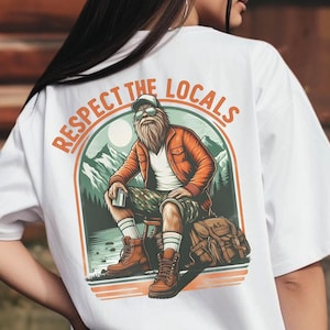 Pé Grande Respeite os habitantes locais PNG | acampamento Engraçado png | caminhada Humor png | Citação engraçada png | Sublimação Pé Grande | Sarcástico png