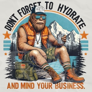 Bigfoot Hydrate, ocúpate de tu negocio PNG / Senderismo divertido png / Humor al aire libre png / Cita divertida png / Sublimación de Bigfoot / Snarky png