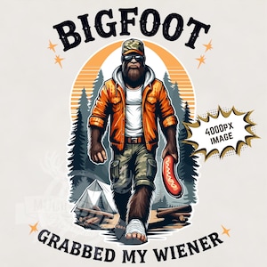Bigfoot ha afferrato il mio wiener PNG / Divertente campeggio png / Escursionismo Humour png / Divertente Bigfoot File di stampa dell'immagine a sublimazione per uomini e donne
