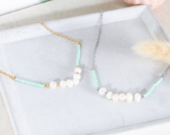 Halskette aus feinen grünen Perlen und Süßwasserperlen