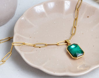 Choker necklace, large links, emerald green pendant.