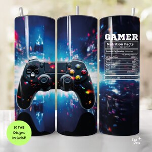 Può includere: Un bicchiere blu e nero con una grafica di un controller da gioco e un'etichetta di informazioni nutrizionali che dice "Gamer" con un elenco di statistiche come "XP (Level Ups)", "Sleep", "Respawns", "Rage Quits", "Team Work", "Skill" e "Protein".